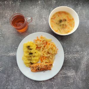 Dieta z ograniczeniem łatwoprzyswajalnych węglowodanów  Zupa kalafiorowa z ryżem Łosoś pieczony z przyprawami Ziemniaki z koperkiem gotowane Surówka z kapusty kiszonej z olejem Kompot owocowy z jabłkami